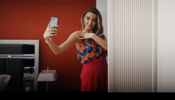 Özge Ulusoy Yeni Reklam Filminde Selfie’lere Doyamadı