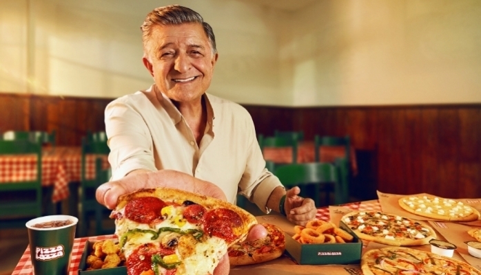 Yılmaz Vural PizzaLazza'nın Yeni Reklam Yüzü Oldu  “Buram Buram PizzaLazza Koktu Ben De Yedim!”