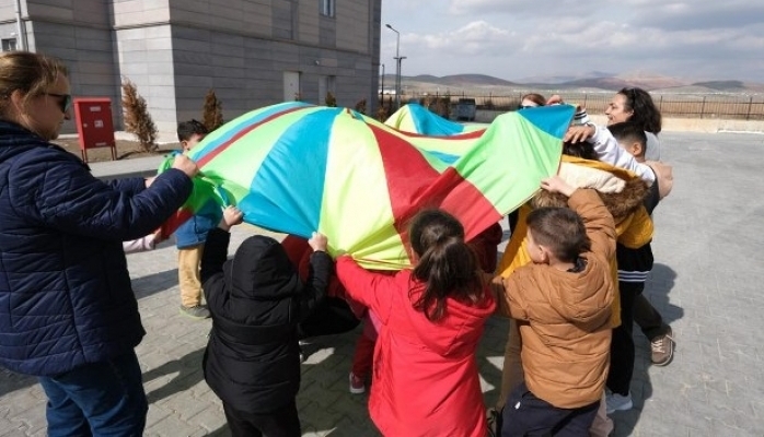 Yardım Kampanyasında Veliler Oyuncak Bağışlıyor Öğretmenler Atölye Düzenliyor