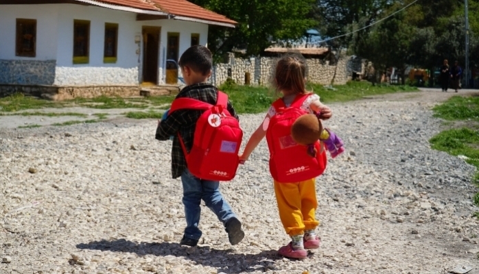 AÇEV'den Okulun İlk Gününde İhtiyaç Sahibi Çocuklara Destek 