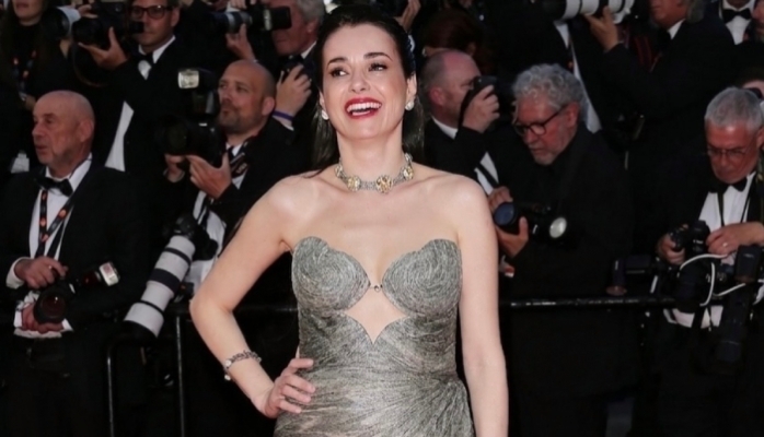 Cannes'da Vakko Zarafeti: Özgü Namal Kırmızı Halıda Göz Kamaştırdı