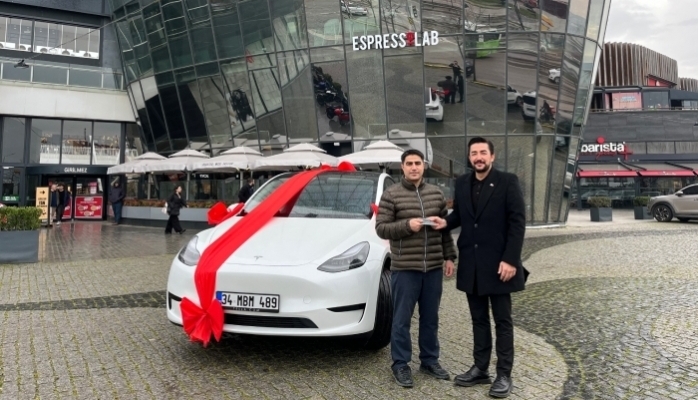 Burda AVM Talihlileri  Tesla Model Y Otomobillerini Düzenlenen Törenle Teslim Aldı