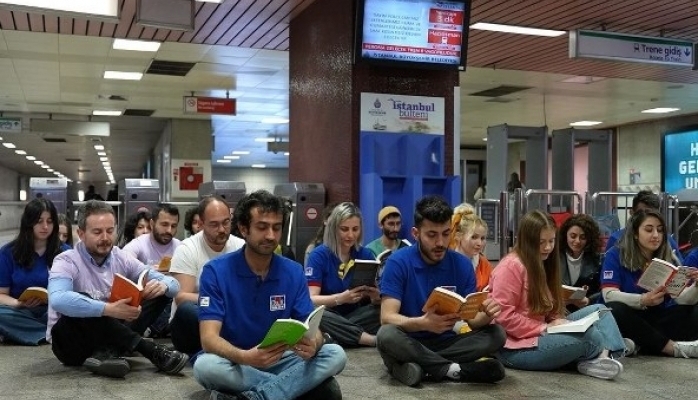 İstanbul Metrosu'nda D&R Sürprizi